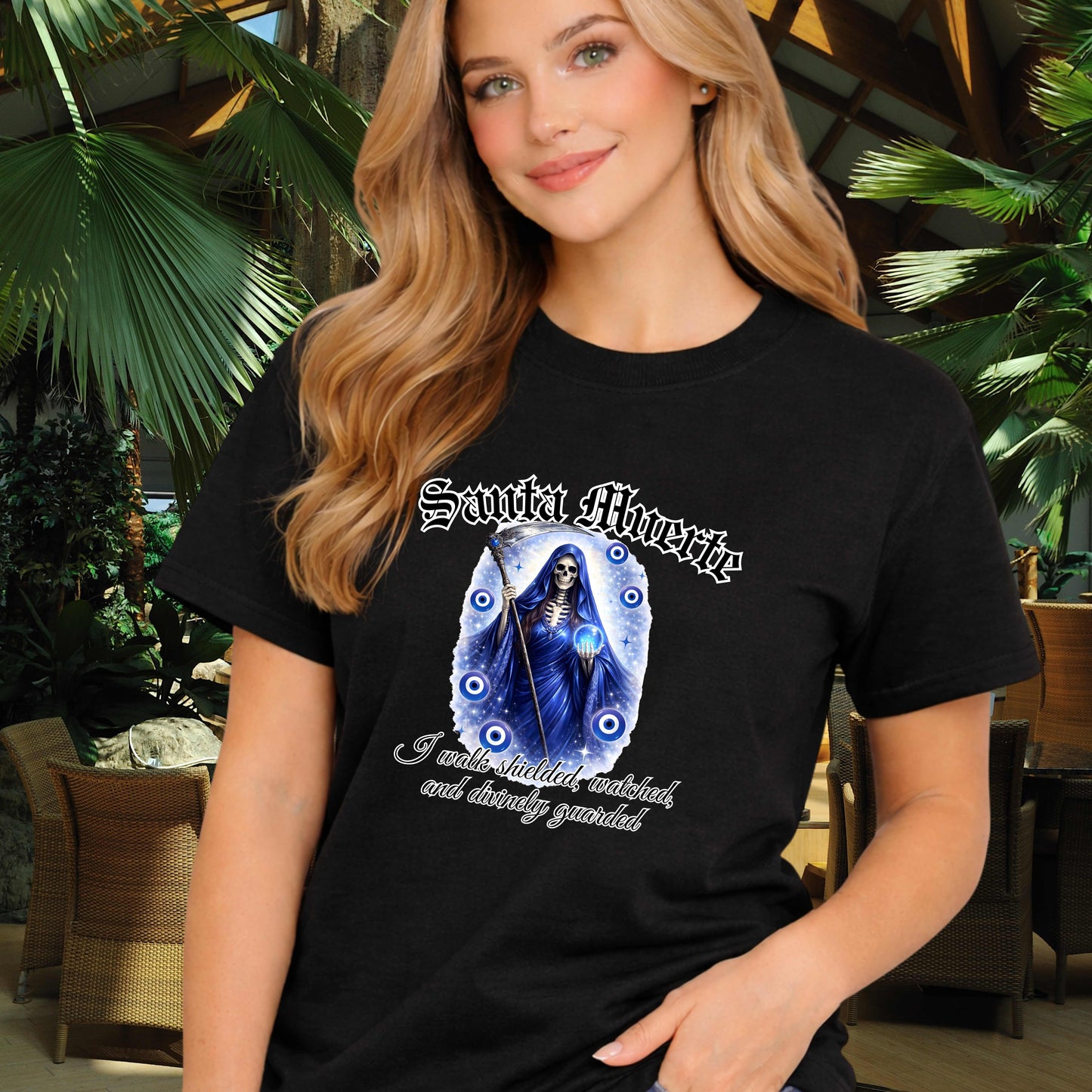 Santa Muerte protected by her. T-Shirt